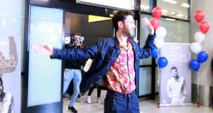 19-05-2019 SHOWBIZZ; DUNCAN LAURENCE GROOTS ONTHAALT OP SCHIPHOL DOOR HONDERDEN FANS. Songfestival winnaar DUNCAN LAURENCE kreeg zondag een uitzinnig onthaal bij zijn aankomst op SCHIPHOL.Een van de eerste die hij innig omhelsde was zijn Oma. foto: Albert den Iseger