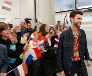 19-05-2019 SHOWBIZZ; DUNCAN LAURENCE GROOTS ONTHAALT OP SCHIPHOL DOOR HONDERDEN FANS. Songfestival winnaar DUNCAN LAURENCE kreeg zondag een uitzinnig onthaal bij zijn aankomst op SCHIPHOL.Een van de eerste die hij innig omhelsde was zijn Oma. foto: Albert den Iseger