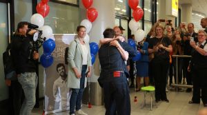 19-05-2019 SHOWBIZZ; DUNCAN LAURENCE GROOTS ONTHAALT OP SCHIPHOL DOOR HONDERDEN FANS. Songfestival winnaar DUNCAN LAURENCE kreeg zondag een uitzinnig onthaal bij zijn aankomst op SCHIPHOL.Een van de eerste die hij innig omhelsde was zijn Oma. foto: Albert den Iseger