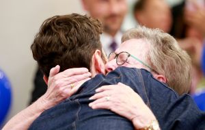 19-05-2019 SHOWBIZZ; DUNCAN LAURENCE GROOTS ONTHAALT OP SCHIPHOL DOOR HONDERDEN FANS. Songfestival winnaar DUNCAN LAURENCE kreeg zondag een uitzinnig onthaal bij zijn aankomst op SCHIPHOL.Een van de eerste die hij innig omhelsde was zijn Oma.
foto: Albert den Iseger