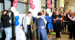 19-05-2019 SHOWBIZZ; DUNCAN LAURENCE GROOTS ONTHAALT OP SCHIPHOL DOOR HONDERDEN FANS. Songfestival winnaar DUNCAN LAURENCE kreeg zondag een uitzinnig onthaal bij zijn aankomst op SCHIPHOL.Een van de eerste die hij innig omhelsde was zijn Oma.
foto: Albert den Iseger