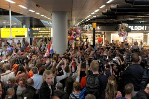 19-05-2019 SHOWBIZZ; DUNCAN LAURENCE GROOTS ONTHAALT OP SCHIPHOL DOOR HONDERDEN FANS. Songfestival winnaar DUNCAN LAURENCE kreeg zondag een uitzinnig onthaal bij zijn aankomst op SCHIPHOL.Een van de eerste die hij innig omhelsde was zijn Oma.
foto: Albert den Iseger