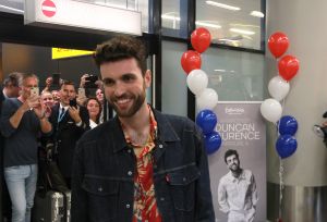 19-05-2019 SHOWBIZZ; DUNCAN LAURENCE GROOTS ONTHAALT OP SCHIPHOL DOOR HONDERDEN FANS. Songfestival winnaar DUNCAN LAURENCE kreeg zondag een uitzinnig onthaal bij zijn aankomst op SCHIPHOL.Een van de eerste die hij innig omhelsde was zijn Oma.
foto: Albert den Iseger