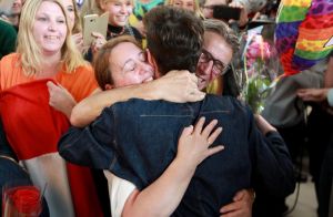 19-05-2019 SHOWBIZZ; DUNCAN LAURENCE GROOTS ONTHAALT OP SCHIPHOL DOOR HONDERDEN FANS. Songfestival winnaar DUNCAN LAURENCE kreeg zondag een uitzinnig onthaal bij zijn aankomst op SCHIPHOL.Een van de eerste die hij innig omhelsde was zijn Oma.
foto: Albert den Iseger