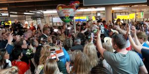 19-05-2019 SHOWBIZZ; DUNCAN LAURENCE GROOTS ONTHAALT OP SCHIPHOL DOOR HONDERDEN FANS. Songfestival winnaar DUNCAN LAURENCE kreeg zondag een uitzinnig onthaal bij zijn aankomst op SCHIPHOL.Een van de eerste die hij innig omhelsde was zijn Oma. foto: Albert den Iseger