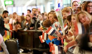 19-05-2019 SHOWBIZZ; DUNCAN LAURENCE GROOTS ONTHAALT OP SCHIPHOL DOOR HONDERDEN FANS. Songfestival winnaar DUNCAN LAURENCE kreeg zondag een uitzinnig onthaal bij zijn aankomst op SCHIPHOL.Een van de eerste die hij innig omhelsde was zijn Oma.
foto: Albert den Iseger