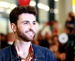 19-05-2019 SHOWBIZZ; DUNCAN LAURENCE GROOTS ONTHAALT OP SCHIPHOL DOOR HONDERDEN FANS. Songfestival winnaar DUNCAN LAURENCE kreeg zondag een uitzinnig onthaal bij zijn aankomst op SCHIPHOL.Een van de eerste die hij innig omhelsde was zijn Oma.
foto: Albert den Iseger