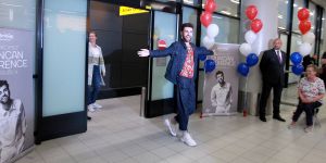 19-05-2019 SHOWBIZZ; DUNCAN LAURENCE GROOTS ONTHAALT OP SCHIPHOL DOOR HONDERDEN FANS. Songfestival winnaar DUNCAN LAURENCE kreeg zondag een uitzinnig onthaal bij zijn aankomst op SCHIPHOL.Een van de eerste die hij innig omhelsde was zijn Oma.
foto: Albert den Iseger