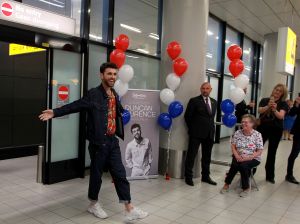 19-05-2019 SHOWBIZZ; DUNCAN LAURENCE GROOTS ONTHAALT OP SCHIPHOL DOOR HONDERDEN FANS. Songfestival winnaar DUNCAN LAURENCE kreeg zondag een uitzinnig onthaal bij zijn aankomst op SCHIPHOL.Een van de eerste die hij innig omhelsde was zijn Oma.
foto: Albert den Iseger