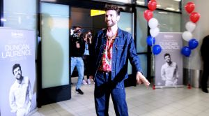 19-05-2019 SHOWBIZZ; DUNCAN LAURENCE GROOTS ONTHAALT OP SCHIPHOL DOOR HONDERDEN FANS. Songfestival winnaar DUNCAN LAURENCE kreeg zondag een uitzinnig onthaal bij zijn aankomst op SCHIPHOL.Een van de eerste die hij innig omhelsde was zijn Oma.
foto: Albert den Iseger