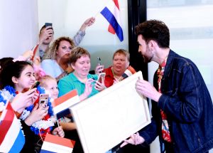 19-05-2019 SHOWBIZZ; DUNCAN LAURENCE GROOTS ONTHAALT OP SCHIPHOL DOOR HONDERDEN FANS. Songfestival winnaar DUNCAN LAURENCE kreeg zondag een uitzinnig onthaal bij zijn aankomst op SCHIPHOL.Een van de eerste die hij innig omhelsde was zijn Oma.
foto: Albert den Iseger