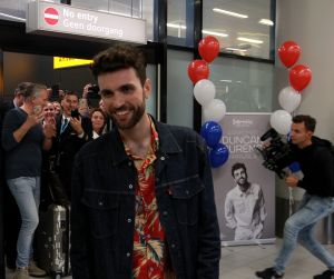 19-05-2019 SHOWBIZZ; DUNCAN LAURENCE GROOTS ONTHAALT OP SCHIPHOL DOOR HONDERDEN FANS. Songfestival winnaar DUNCAN LAURENCE kreeg zondag een uitzinnig onthaal bij zijn aankomst op SCHIPHOL.Een van de eerste die hij innig omhelsde was zijn Oma.
foto: Albert den Iseger