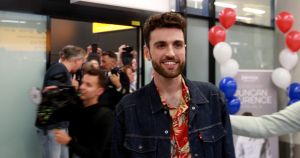 19-05-2019 SHOWBIZZ; DUNCAN LAURENCE GROOTS ONTHAALT OP SCHIPHOL DOOR HONDERDEN FANS. Songfestival winnaar DUNCAN LAURENCE kreeg zondag een uitzinnig onthaal bij zijn aankomst op SCHIPHOL.Een van de eerste die hij innig omhelsde was zijn Oma.
foto: Albert den Iseger