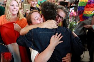 19-05-2019 SHOWBIZZ; DUNCAN LAURENCE GROOTS ONTHAALT OP SCHIPHOL DOOR HONDERDEN FANS. Songfestival winnaar DUNCAN LAURENCE kreeg zondag een uitzinnig onthaal bij zijn aankomst op SCHIPHOL.Een van de eerste die hij innig omhelsde was zijn Oma.
foto: Albert den Iseger