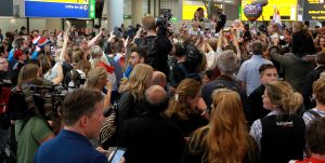 19-05-2019 SHOWBIZZ; DUNCAN LAURENCE GROOTS ONTHAALT OP SCHIPHOL DOOR HONDERDEN FANS. Songfestival winnaar DUNCAN LAURENCE kreeg zondag een uitzinnig onthaal bij zijn aankomst op SCHIPHOL.Een van de eerste die hij innig omhelsde was zijn Oma.
foto: Albert den Iseger