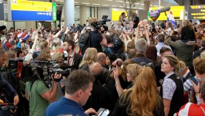 19-05-2019 SHOWBIZZ; DUNCAN LAURENCE GROOTS ONTHAALT OP SCHIPHOL DOOR HONDERDEN FANS. Songfestival winnaar DUNCAN LAURENCE kreeg zondag een uitzinnig onthaal bij zijn aankomst op SCHIPHOL.Een van de eerste die hij innig omhelsde was zijn Oma.
foto: Albert den Iseger