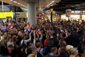 19-05-2019 SHOWBIZZ; DUNCAN LAURENCE GROOTS ONTHAALT OP SCHIPHOL DOOR HONDERDEN FANS. Songfestival winnaar DUNCAN LAURENCE kreeg zondag een uitzinnig onthaal bij zijn aankomst op SCHIPHOL.Een van de eerste die hij innig omhelsde was zijn Oma.
foto: Albert den Iseger