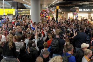 19-05-2019 SHOWBIZZ; DUNCAN LAURENCE GROOTS ONTHAALT OP SCHIPHOL DOOR HONDERDEN FANS. Songfestival winnaar DUNCAN LAURENCE kreeg zondag een uitzinnig onthaal bij zijn aankomst op SCHIPHOL.Een van de eerste die hij innig omhelsde was zijn Oma.
foto: Albert den Iseger