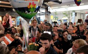 19-05-2019 SHOWBIZZ; DUNCAN LAURENCE GROOTS ONTHAALT OP SCHIPHOL DOOR HONDERDEN FANS. Songfestival winnaar DUNCAN LAURENCE kreeg zondag een uitzinnig onthaal bij zijn aankomst op SCHIPHOL.Een van de eerste die hij innig omhelsde was zijn Oma.
foto: Albert den Iseger