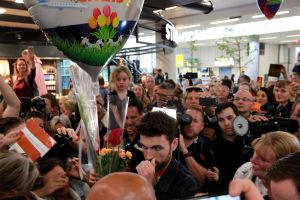 19-05-2019 SHOWBIZZ; DUNCAN LAURENCE GROOTS ONTHAALT OP SCHIPHOL DOOR HONDERDEN FANS. Songfestival winnaar DUNCAN LAURENCE kreeg zondag een uitzinnig onthaal bij zijn aankomst op SCHIPHOL.Een van de eerste die hij innig omhelsde was zijn Oma.
foto: Albert den Iseger