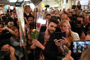 19-05-2019 SHOWBIZZ; DUNCAN LAURENCE GROOTS ONTHAALT OP SCHIPHOL DOOR HONDERDEN FANS. Songfestival winnaar DUNCAN LAURENCE kreeg zondag een uitzinnig onthaal bij zijn aankomst op SCHIPHOL.Een van de eerste die hij innig omhelsde was zijn Oma.
foto: Albert den Iseger