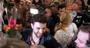 19-05-2019 SHOWBIZZ; DUNCAN LAURENCE GROOTS ONTHAALT OP SCHIPHOL DOOR HONDERDEN FANS. Songfestival winnaar DUNCAN LAURENCE kreeg zondag een uitzinnig onthaal bij zijn aankomst op SCHIPHOL.Een van de eerste die hij innig omhelsde was zijn Oma.
foto: Albert den Iseger