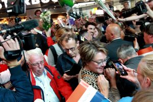 19-05-2019 SHOWBIZZ; DUNCAN LAURENCE GROOTS ONTHAALT OP SCHIPHOL DOOR HONDERDEN FANS. Songfestival winnaar DUNCAN LAURENCE kreeg zondag een uitzinnig onthaal bij zijn aankomst op SCHIPHOL.Een van de eerste die hij innig omhelsde was zijn Oma.
foto: Albert den Iseger