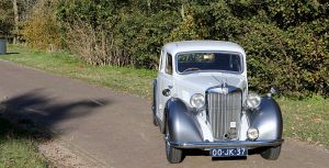 22-05-2019 NIEUWS; MG YB SALOON 1948 WINT PRIJS IN ENGELAND. De MG YB SALOON uit 1948 won bij een MG concours in Engeland de eerste prijs. De geheel gerestaureerde MG van Albert den Iseger was de uitblinker van de MG show in Engeland.waar meer dan 100 MG-s aan meededen.
foto: Albert den Iseger