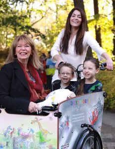 12-11-2014 SHOWBIZZ; KIM LIAN VAN DER MEIJ ZORGT VOOR REP EN ROER IN HET DIERENDORP. Haar 2de boek is uit DIERENDORP IN REP EN ROER, een super leuk boekje voor de aller kleinste met een prachtige cd vol met kinder liedjes. Wij ontmoette de familie van Kim en dat is er een uit een Bouquet reeks. Matthijs Albers luisterde, keek, lachte en schreef zijn verhaal. foto: Albert den Iseger