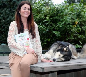 12-11-2014 SHOWBIZZ; KIM LIAN VAN DER MEIJ ZORGT VOOR REP EN ROER IN HET DIERENDORP. Haar 2de boek is uit DIERENDORP IN REP EN ROER, een super leuk boekje voor de aller kleinste met een prachtige cd vol met kinder liedjes. Wij ontmoette de familie van Kim en dat is er een uit een Bouquet reeks. Matthijs Albers luisterde, keek, lachte en schreef zijn verhaal. foto: Albert den Iseger