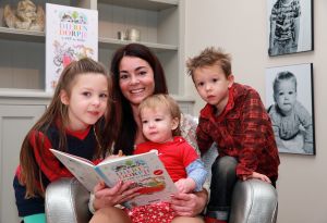 12-11-2014 SHOWBIZZ; KIM LIAN VAN DER MEIJ ZORGT VOOR REP EN ROER IN HET DIERENDORP. Haar 2de boek is uit DIERENDORP IN REP EN ROER, een super leuk boekje voor de aller kleinste met een prachtige cd vol met kinder liedjes. Wij ontmoette de familie van Kim en dat is er een uit een Bouquet reeks. Matthijs Albers luisterde, keek, lachte en schreef zijn verhaal. foto: Albert den Iseger