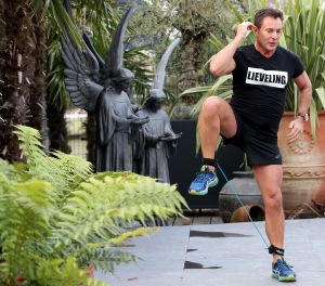 23-11-2016 SHOWBIZZ; GERARD JOLING BIJNA KLAAR VOOR DRUKKE DECEMBER MAAND. Gerard Joling drinkt voorlopig geen wijntje meer. Hij is volop aan het trainen met vriend en personal trainer ALAIN HULSPAS. Het wordt een drukke maand met veel optredens en dan moet ik in TOP vorm zijn. Een avond AHOY is gewoon een voetbalwedstrijd. Dus in Bergen kunnen ze de wijn flessen gekoeld laten staan, Gerard drinkt alleen nog een watertje.
foto: Albert den Iseger