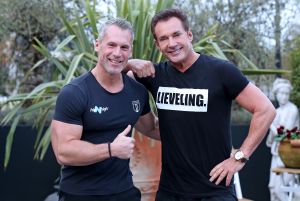 23-11-2016 SHOWBIZZ; GERARD JOLING BIJNA KLAAR VOOR DRUKKE DECEMBER MAAND. Gerard Joling drinkt voorlopig geen wijntje meer. Hij is volop aan het trainen met vriend en personal trainer ALAIN HULSPAS. Het wordt een drukke maand met veel optredens en dan moet ik in TOP vorm zijn. Een avond AHOY is gewoon een voetbalwedstrijd. Dus in Bergen kunnen ze de wijn flessen gekoeld laten staan, Gerard drinkt alleen nog een watertje.
foto: Albert den Iseger