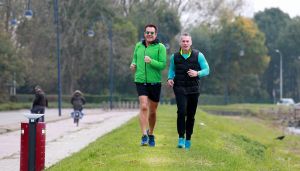 23-11-2016 SHOWBIZZ; GERARD JOLING BIJNA KLAAR VOOR DRUKKE DECEMBER MAAND. Gerard Joling drinkt voorlopig geen wijntje meer. Hij is volop aan het trainen met vriend en personal trainer ALAIN HULSPAS. Het wordt een drukke maand met veel optredens en dan moet ik in TOP vorm zijn. Een avond AHOY is gewoon een voetbalwedstrijd. Dus in Bergen kunnen ze de wijn flessen gekoeld laten staan, Gerard drinkt alleen nog een watertje.
foto: Albert den Iseger