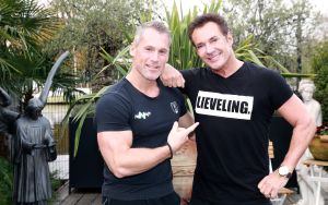 23-11-2016 SHOWBIZZ; GERARD JOLING BIJNA KLAAR VOOR DRUKKE DECEMBER MAAND. Gerard Joling drinkt voorlopig geen wijntje meer. Hij is volop aan het trainen met vriend en personal trainer ALAIN HULSPAS. Het wordt een drukke maand met veel optredens en dan moet ik in TOP vorm zijn. Een avond AHOY is gewoon een voetbalwedstrijd. Dus in Bergen kunnen ze de wijn flessen gekoeld laten staan, Gerard drinkt alleen nog een watertje.
foto: Albert den Iseger