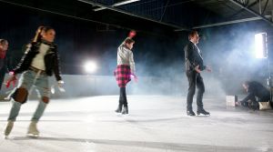 17-11-2017 SHOWBIZZ; GERARD JOLING EN TEAM BEZIG MET OPNAME VOOR NIEUWE CLIP. Gerard Joling brengt eind November een nieuwe single uit en daarvoor zijn ze ook bezig met een nieuwe clip. Op een schaatsbaan met de Nederlandse kampioenen kunstschaatsen ging Gerard echt uit zijn bol. Weer echt een winters schaatsplaatje moet het worden. Met mooie muziek en veel schaats plezier.
foto: Albert den Iseger