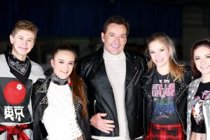 17-11-2017 SHOWBIZZ; GERARD JOLING EN TEAM BEZIG MET OPNAME VOOR NIEUWE CLIP. Gerard Joling brengt eind November een nieuwe single uit en daarvoor zijn ze ook bezig met een nieuwe clip. Op een schaatsbaan met de Nederlandse kampioenen kunstschaatsen ging Gerard echt uit zijn bol. Weer echt een winters schaatsplaatje moet het worden. Met mooie muziek en veel schaats plezier.
foto: Albert den Iseger