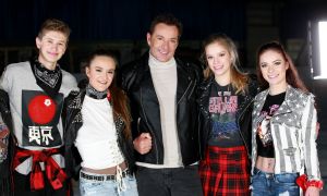 17-11-2017 SHOWBIZZ; GERARD JOLING EN TEAM BEZIG MET OPNAME VOOR NIEUWE CLIP. Gerard Joling brengt eind November een nieuwe single uit en daarvoor zijn ze ook bezig met een nieuwe clip. Op een schaatsbaan met de Nederlandse kampioenen kunstschaatsen ging Gerard echt uit zijn bol. Weer echt een winters schaatsplaatje moet het worden. Met mooie muziek en veel schaats plezier.
foto: Albert den Iseger