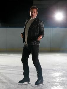 17-11-2017 SHOWBIZZ; GERARD JOLING EN TEAM BEZIG MET OPNAME VOOR NIEUWE CLIP. Gerard Joling brengt eind November een nieuwe single uit en daarvoor zijn ze ook bezig met een nieuwe clip. Op een schaatsbaan met de Nederlandse kampioenen kunstschaatsen ging Gerard echt uit zijn bol. Weer echt een winters schaatsplaatje moet het worden. Met mooie muziek en veel schaats plezier.
foto: Albert den Iseger