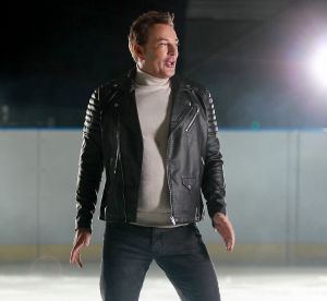 17-11-2017 SHOWBIZZ; GERARD JOLING EN TEAM BEZIG MET OPNAME VOOR NIEUWE CLIP. Gerard Joling brengt eind November een nieuwe single uit en daarvoor zijn ze ook bezig met een nieuwe clip. Op een schaatsbaan met de Nederlandse kampioenen kunstschaatsen ging Gerard echt uit zijn bol. Weer echt een winters schaatsplaatje moet het worden. Met mooie muziek en veel schaats plezier.
foto: Albert den Iseger