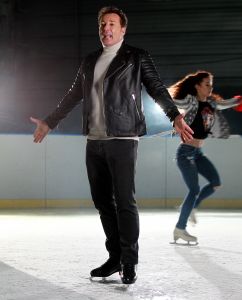 17-11-2017 SHOWBIZZ; GERARD JOLING EN TEAM BEZIG MET OPNAME VOOR NIEUWE CLIP. Gerard Joling brengt eind November een nieuwe single uit en daarvoor zijn ze ook bezig met een nieuwe clip. Op een schaatsbaan met de Nederlandse kampioenen kunstschaatsen ging Gerard echt uit zijn bol. Weer echt een winters schaatsplaatje moet het worden. Met mooie muziek en veel schaats plezier.
foto: Albert den Iseger