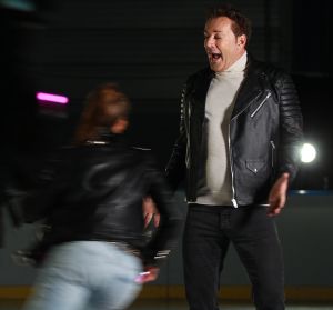 17-11-2017 SHOWBIZZ; GERARD JOLING EN TEAM BEZIG MET OPNAME VOOR NIEUWE CLIP. Gerard Joling brengt eind November een nieuwe single uit en daarvoor zijn ze ook bezig met een nieuwe clip. Op een schaatsbaan met de Nederlandse kampioenen kunstschaatsen ging Gerard echt uit zijn bol. Weer echt een winters schaatsplaatje moet het worden. Met mooie muziek en veel schaats plezier.
foto: Albert den Iseger