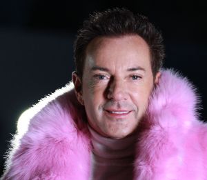 17-11-2017 SHOWBIZZ; GERARD JOLING EN TEAM BEZIG MET OPNAME VOOR NIEUWE CLIP. Gerard Joling brengt eind November een nieuwe single uit en daarvoor zijn ze ook bezig met een nieuwe clip. Op een schaatsbaan met de Nederlandse kampioenen kunstschaatsen ging Gerard echt uit zijn bol. Weer echt een winters schaatsplaatje moet het worden. Met mooie muziek en veel schaats plezier.
foto: Albert den Iseger