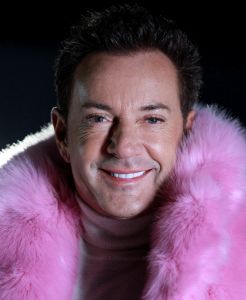 17-11-2017 SHOWBIZZ; GERARD JOLING EN TEAM BEZIG MET OPNAME VOOR NIEUWE CLIP. Gerard Joling brengt eind November een nieuwe single uit en daarvoor zijn ze ook bezig met een nieuwe clip. Op een schaatsbaan met de Nederlandse kampioenen kunstschaatsen ging Gerard echt uit zijn bol. Weer echt een winters schaatsplaatje moet het worden. Met mooie muziek en veel schaats plezier.
foto: Albert den Iseger