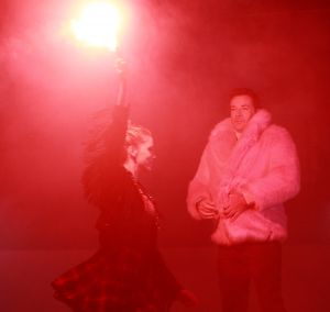 17-11-2017 SHOWBIZZ; GERARD JOLING EN TEAM BEZIG MET OPNAME VOOR NIEUWE CLIP. Gerard Joling brengt eind November een nieuwe single uit en daarvoor zijn ze ook bezig met een nieuwe clip. Op een schaatsbaan met de Nederlandse kampioenen kunstschaatsen ging Gerard echt uit zijn bol. Weer echt een winters schaatsplaatje moet het worden. Met mooie muziek en veel schaats plezier.
foto: Albert den Iseger