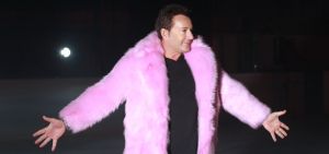 17-11-2017 SHOWBIZZ; GERARD JOLING EN TEAM BEZIG MET OPNAME VOOR NIEUWE CLIP. Gerard Joling brengt eind November een nieuwe single uit en daarvoor zijn ze ook bezig met een nieuwe clip. Op een schaatsbaan met de Nederlandse kampioenen kunstschaatsen ging Gerard echt uit zijn bol. Weer echt een winters schaatsplaatje moet het worden. Met mooie muziek en veel schaats plezier.
foto: Albert den Iseger