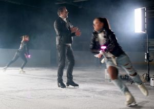 17-11-2017 SHOWBIZZ; GERARD JOLING EN TEAM BEZIG MET OPNAME VOOR NIEUWE CLIP. Gerard Joling brengt eind November een nieuwe single uit en daarvoor zijn ze ook bezig met een nieuwe clip. Op een schaatsbaan met de Nederlandse kampioenen kunstschaatsen ging Gerard echt uit zijn bol. Weer echt een winters schaatsplaatje moet het worden. Met mooie muziek en veel schaats plezier.
foto: Albert den Iseger