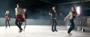 17-11-2017 SHOWBIZZ; GERARD JOLING EN TEAM BEZIG MET OPNAME VOOR NIEUWE CLIP. Gerard Joling brengt eind November een nieuwe single uit en daarvoor zijn ze ook bezig met een nieuwe clip. Op een schaatsbaan met de Nederlandse kampioenen kunstschaatsen ging Gerard echt uit zijn bol. Weer echt een winters schaatsplaatje moet het worden. Met mooie muziek en veel schaats plezier.
foto: Albert den Iseger