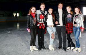 17-11-2017 SHOWBIZZ; GERARD JOLING EN TEAM BEZIG MET OPNAME VOOR NIEUWE CLIP. Gerard Joling brengt eind November een nieuwe single uit en daarvoor zijn ze ook bezig met een nieuwe clip. Op een schaatsbaan met de Nederlandse kampioenen kunstschaatsen ging Gerard echt uit zijn bol. Weer echt een winters schaatsplaatje moet het worden. Met mooie muziek en veel schaats plezier.
foto: Albert den Iseger