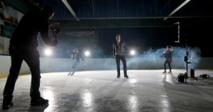 17-11-2017 SHOWBIZZ; GERARD JOLING EN TEAM BEZIG MET OPNAME VOOR NIEUWE CLIP. Gerard Joling brengt eind November een nieuwe single uit en daarvoor zijn ze ook bezig met een nieuwe clip. Op een schaatsbaan met de Nederlandse kampioenen kunstschaatsen ging Gerard echt uit zijn bol. Weer echt een winters schaatsplaatje moet het worden. Met mooie muziek en veel schaats plezier.
foto: Albert den Iseger